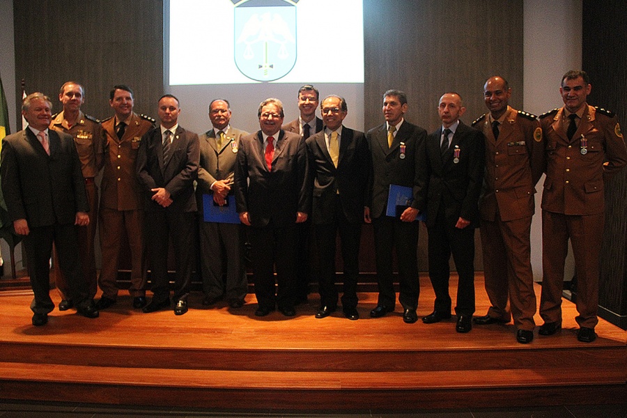 AMAPAR prestigia cerimônia da corregedoria da PM com entrega de medalhas a magistrados