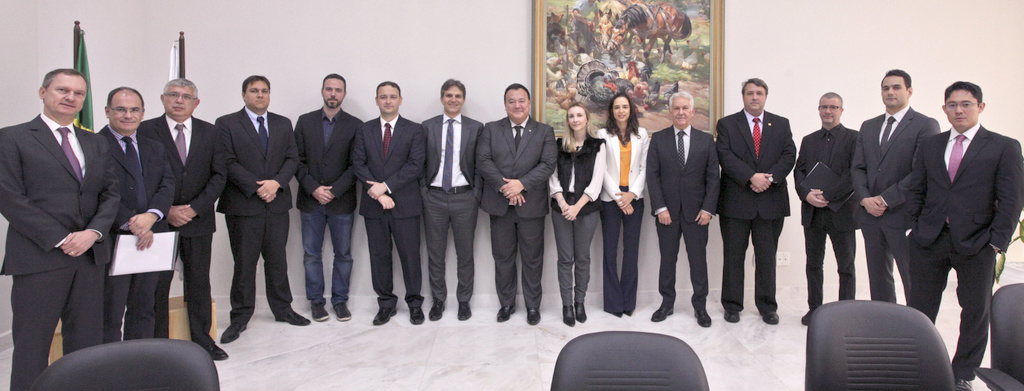AMAPAR e juízes de Direito substitutos renovam ao presidente do TJ-PR requerimento que converte cargo de estagiário de pós para assessor em comissão